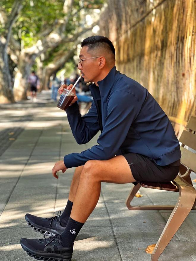穿Nike、阿迪换成4个中产品牌更高级千亿·国际网站答应我：中年男人运动鞋别