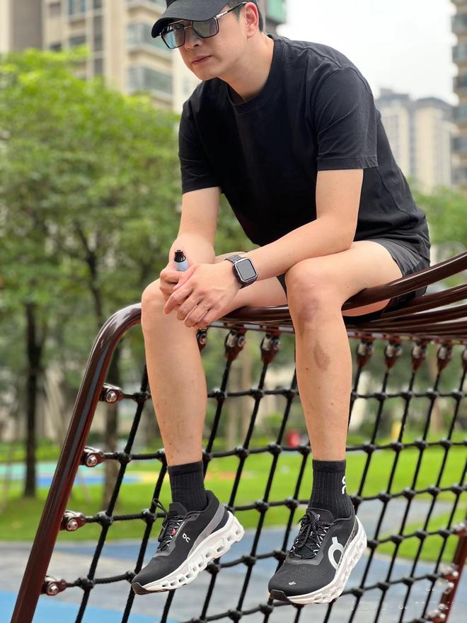 穿Nike、阿迪换成4个中产品牌更高级千亿·国际网站答应我：中年男人运动鞋别(图3)