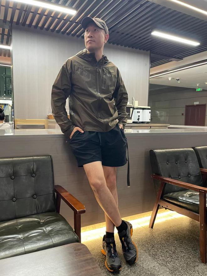 穿Nike、阿迪换成4个中产品牌更高级千亿·国际网站答应我：中年男人运动鞋别(图5)