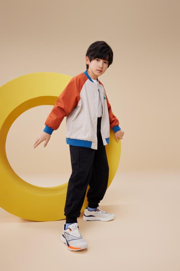 势功能性儿童运动鞋成“刚需”球友会热爱运动人群呈上涨趋